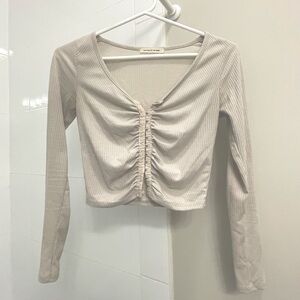 Beige hook and eye ruched ribbed long sleeve crop tee